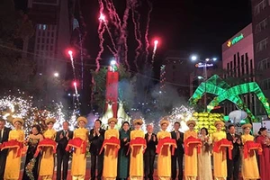 Toát mồ hôi vào Đường hoa Hàm Nghi đêm khai mạc