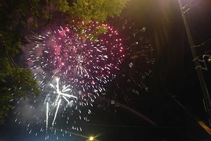 Pháo hoa rực sáng Sài Gòn chào Xuân Ất Mùi 2015