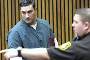  Cầu thủ đi tù sau khi đấm chết trọng tài