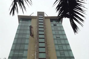 Cáp cần cẩu bị tuột, hai công nhân lơ lửng ở độ cao 60 m