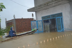 Mưa lũ bất thường gây thiệt hại nặng cho các tỉnh miền Trung