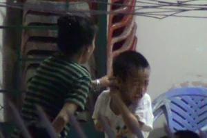 Bảo mẫu hối hận vì đánh trẻ nhiễm HIV