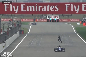 Bất chấp nguy hiểm, người đàn ông chạy cắt ngang đường đua F1