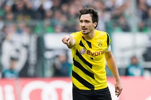 Bản tin tối (23/4): M.U hỏi mua Hummels, Chelsea giành Clyne với ‘quỷ đỏ’
