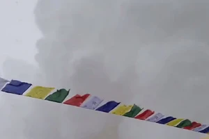 Clip: Thoát chết sau trận lở tuyết trên đỉnh Everest