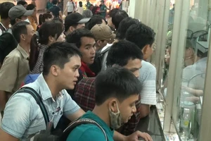 Người dân đổ ra các bến xe tìm mua vé về quê nghỉ lễ