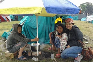 Tường thuật của PV Cẩm Tú: Nepal - Chiếu đất màn trời