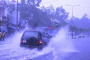 Mưa lớn, nhiều tuyến phố ở Cần Thơ ngập nặng