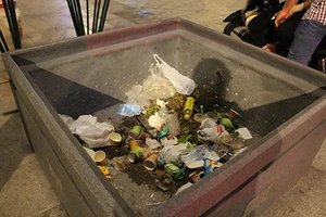 Vứt rác bừa bãi tại phố đi bộ Nguyễn Huệ