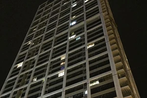 Chập điện, nổ lớn trong cơn giông, người đi đường hoảng loạn