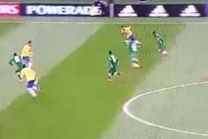 Pha kiến tạo Rabona kinh điển giúp đồng đội ghi bàn