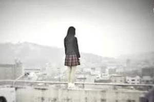 Cô gái trẻ nức nở đòi nhảy từ tầng 7 xuống đất