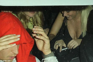 Sao Arsenal vào hộp đêm ăn chơi, ra về cùng 2 chân dài