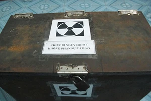 Dùng chì “nhốt” tạm thiết bị lọt tia phóng xạ ra ngoài