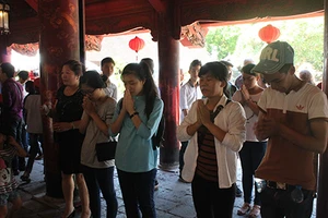 Hàng nghìn sĩ tử vào Văn Miếu cầu may trước kỳ thi