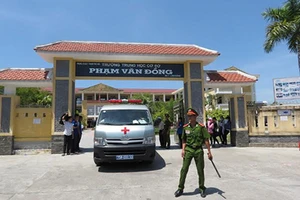 Xe cấp cứu đến điểm thi đưa thí sinh đi nhập viện