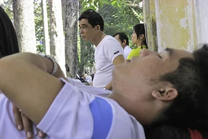 Chùm ảnh người thân vật vạ ngủ ngoài cổng trường thi chờ thí sinh