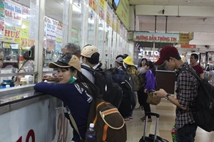 Kết thúc môn thi cuối, phụ huynh và thí sinh lũ lượt rời Sài Gòn trong đêm