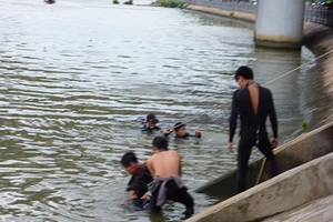 Người đàn ông bất ngờ nhảy cầu Ông Lãnh tự tử