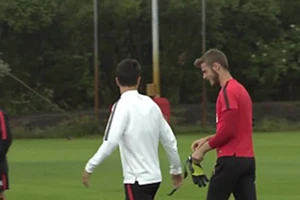 Bản tin tối (8/7): Real mua thủ môn mới, De Gea tuơi cười tập luyện, Man City 'bỏ' Pogba
