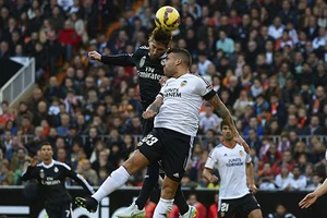 Louis Van Gaal muốn có cả Ramos lẫn Otamendi