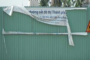 Đã gỡ tấm bảng rách te tua