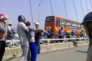 Bố chồng mất tích vì cứu con dâu nhảy cầu tự tử