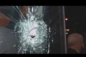 Xe bus đội Hertha Berlin bị người lạ tấn công bằng súng