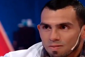 Carlos Tevez và câu chuyện tình bạn cảm động khiến MC cũng phải khóc