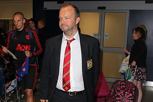 Chùm ảnh cầu thủ M.U mỏi mệt trở về nước Anh