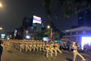 Người dân đội mưa xem tổng duyệt mừng Quốc khánh 2/9