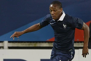 M.U chi ‘tiền tấn’ mua tiền đạo bí ẩn: Hoảng loạn!