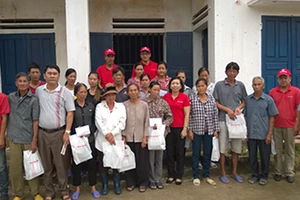 Trao 400 phần quà cho bà con vùng lũ Quảng Ninh