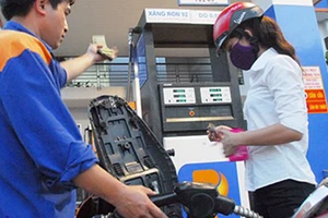 Xăng giảm gần 1.200 đồng/lít từ 15 giờ