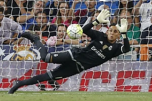 Thủ môn Real Madrid bật khóc nức nở vì không thể tới M.U