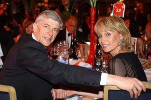 Sốc: 'Giáo sư' Wenger ly dị vợ theo tình mới