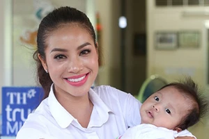 Hoa hậu Hoàn vũ Việt Nam mang tiếng cười đến các em nhỏ