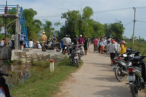 Phát hiện thi thể một bé trai nổi trên kênh