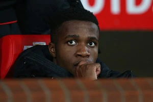 Cựu sao M.U nói gì về tin đồn 'ngủ' với con gái HLV trưởng