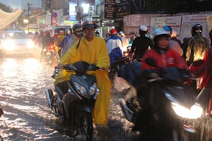 Mưa lớn kèm gió giật mạnh, Sài Gòn lại ngập nặng