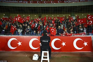 CĐV Thổ Nhĩ Kỳ la ó trong phút mặc niệm nạn nhân khủng bố Paris