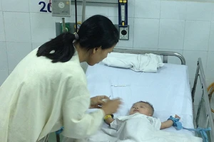 Sức khỏe bé bị đâm dao vào đầu tiến triển khả quan