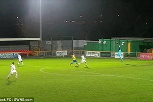 Hài hước: Pha đá phản lưới nhà không thể tin nổi