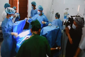 Trực thăng đưa bác sĩ ra Trường Sa mổ đẻ