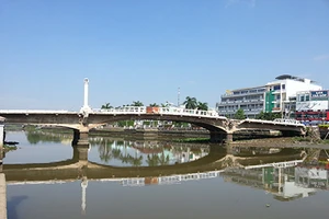 Vẫn sẽ đập cầu Đúc trăm tuổi Long An dù còn xài tốt