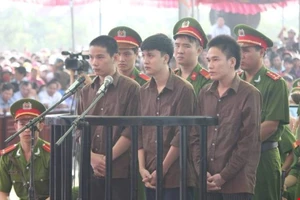 Chật kín người đến xem phiên xử vụ thảm sát Bình Phước