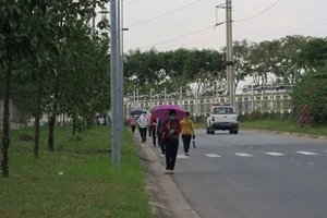 Công đoàn KCX-KCN TP.HCM thăm công nhân bị đâm kim tiêm vào ngực