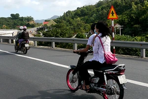 Năm xe máy, không mũ bảo hiểm phóng như bay trên quốc lộ