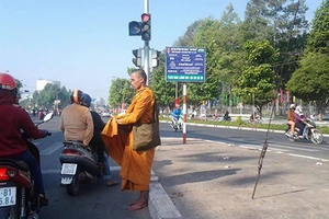 'Sư' giả tiếp tục rầm rộ xuống phố Biên Hòa