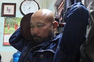 Video võ sư có biệt tài chơi đàn mandolin sau gáy